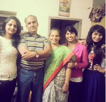 Dimpal Bhal Wiki, Height, Age, Boyfriend, Family, Caste, Biography & More 11 Dimpal Bhal with her Family