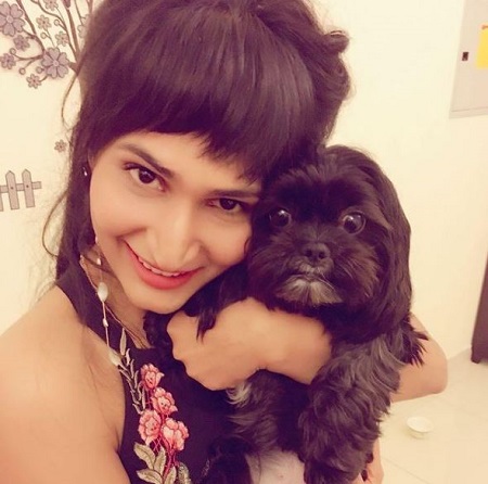 Dimpal Bhal Wiki, Height, Age, Boyfriend, Family, Caste, Biography & More 21 Dimpal Bhal with her pet dog Fluffy