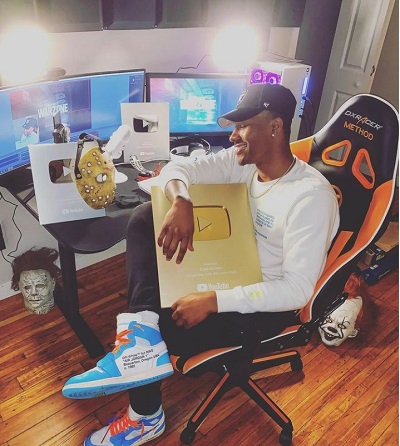 Duke Dennis with all his play buttons