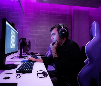 Eric Rosen streams live on Twitch