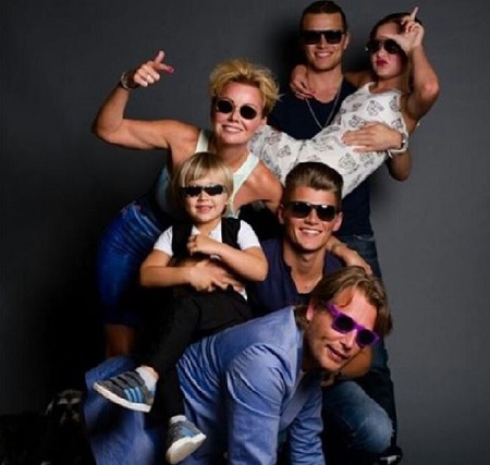 Twan Kuyper Wiki, Height, Age, Girlfriend, Family, Biography & More 7 Fun family portrait of Twan Kuyper.