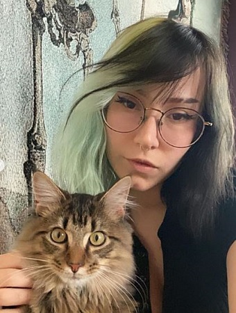 Goth Egg (Tiktok Star) Wiki, Age, Height, Boyfriend, Net worth, Biography & More 13 Goth Egg with her pet cat Eggroll