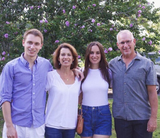 Hannah Berner: Age, Height, Boyfriend, Net worth, Family, Biography & More 7 Hannah Berner with her family
