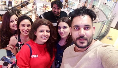 Kanchan Sharma (Sandeep Nahar's Wife) Wiki, Age, Children, Family, Biography & More 16 Kanchan Sharma and friends