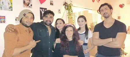 Kanchan Sharma (Sandeep Nahar's Wife) Wiki, Age, Children, Family, Biography & More 9 Kanchan Sharma with her friends