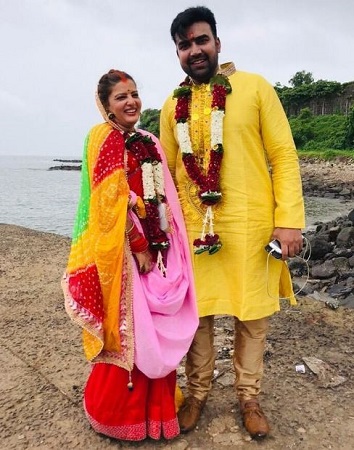 Kanchan Sharma (Sandeep Nahar's Wife) Wiki, Age, Children, Family, Biography & More 8 Kanchan Sharma with her husband Sandeep Nahar