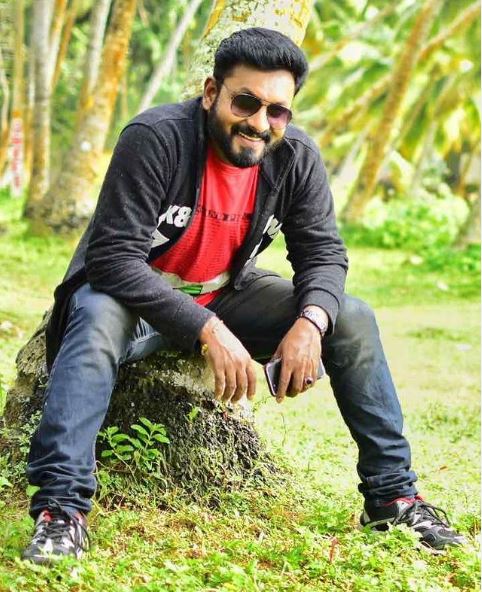 Kidilam Firoz (RJ) Wiki, Age, Wife, Caste, Family, Net worth, Biography & More 5 Kidilam Firoz Physical Appearance
