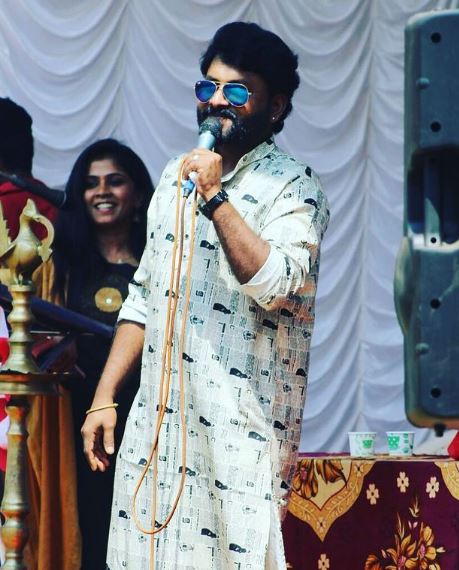 Kidilam Firoz (RJ) Wiki, Age, Wife, Caste, Family, Net worth, Biography & More 17 Kidilam Firoz at a college event