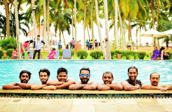 Kidilam Firoz (RJ) Wiki, Age, Wife, Caste, Family, Net worth, Biography & More 8 Kidilam Firoz enjoying with his friends