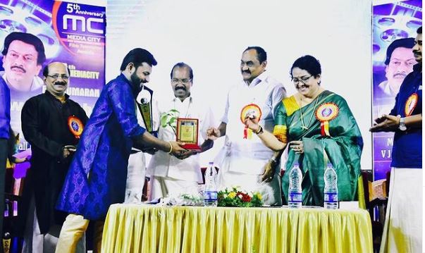 Kidilam Firoz (RJ) Wiki, Age, Wife, Caste, Family, Net worth, Biography & More 11 Kidilam Firoz receiving the Mediacity Awards