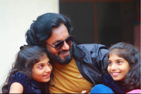 Kidilam Firoz (RJ) Wiki, Age, Wife, Caste, Family, Net worth, Biography & More 9 Kidilam Firoz with his daughters