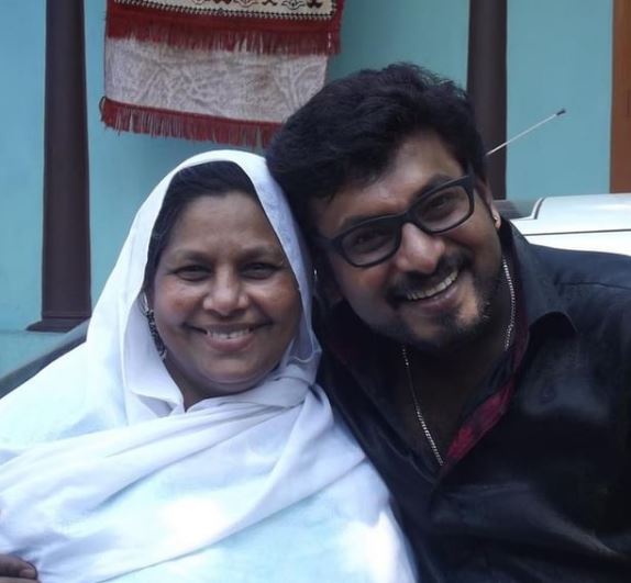 Kidilam Firoz (RJ) Wiki, Age, Wife, Caste, Family, Net worth, Biography & More 7 Kidilam Firoz with his mother