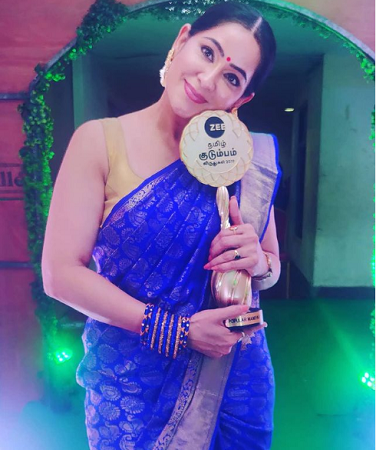 Lakshmi Vasudevan: Wiki, Age, Husband, Family, Movies, Height, Biography & More 18 Lakshmi Vasudevan posing with her zee award