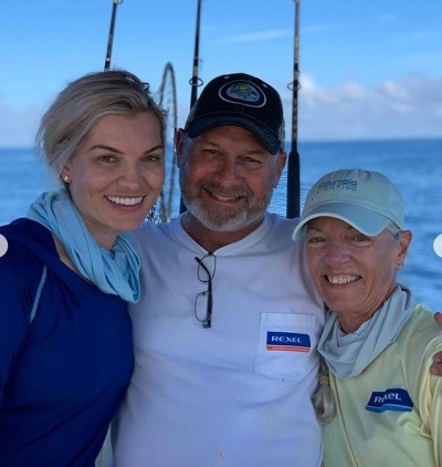 Lindsay Hubbard: Age, Height, Boyfriend, Net worth, Family, Biography & More 7 Lindsay Hubbard with her mother and father
