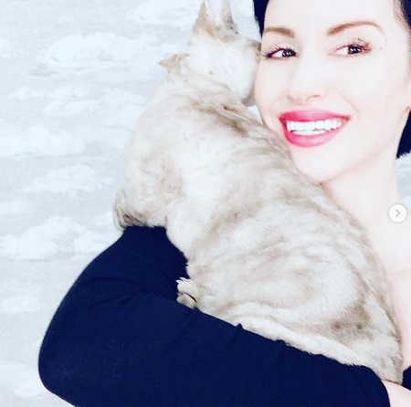 Lindsay Usich Wiki, Age, Husband, Net worth, Height, Biography & More 19 Lindsay Usich with her pet cat