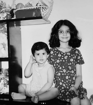 Manasa Varanasi: Wiki, Age, Height, Boyfriend, Family, Net worth, Biography & More 3 Manasa Varanasi's old photo with her sister Meghana Varanasi
