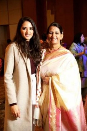 Manika Sheokand: Wiki, Height, Age, Boyfriend, Caste, Family, Biography & More 8 Manika Sheokand and her mom Mamta Sheokand
