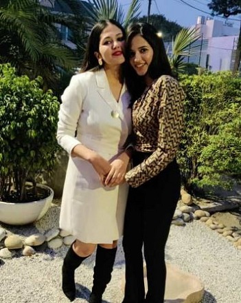 Manika Sheokand: Wiki, Height, Age, Boyfriend, Caste, Family, Biography & More 7 Manika Sheokand with her sister Kanika Sheokand
