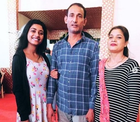 Manya Singh (Miss India) Age, Height, Boyfriend, Caste, Family, Biography & More 12 Manya Singh with her dad Omprakash Singh and mother