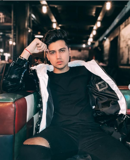 Mohak Narang: Age, Height, Girlfriend, Net worth, Family, Biography & More 2 Mohak Narag iNTRO