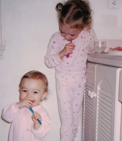 Nikki Roumel Wiki, Height, Age, Boyfriend, Family, Biography & More 3 Nikki Roumel childhood photo with Talia Roumeliotis