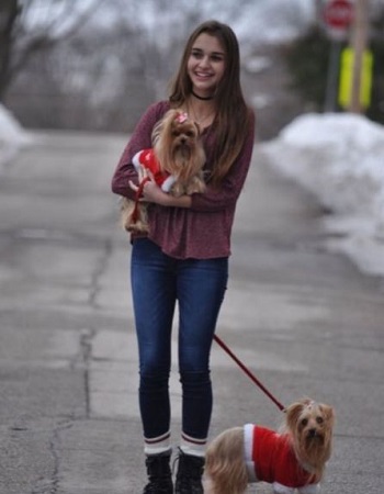 Nikki Roumel Wiki, Height, Age, Boyfriend, Family, Biography & More 24 Nikki Roumel with her pets