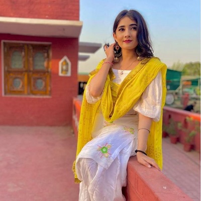 Nisha Bhatt Wiki, Height, Age, Boyfriend, Family, Biography & More 4 Nisha Bhatt education