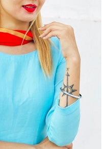 Nisha Bhatt Wiki, Height, Age, Boyfriend, Family, Biography & More 6 Nisha Bhatt tattoo on hand