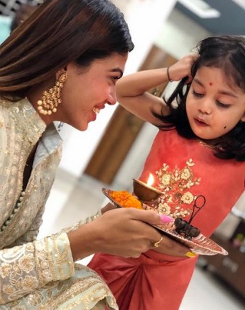 Nita Shilimkar Wiki, Height, Age, Boyfriend, Family, Biography & More 7 Nita Shilimkar with her niece Reeva