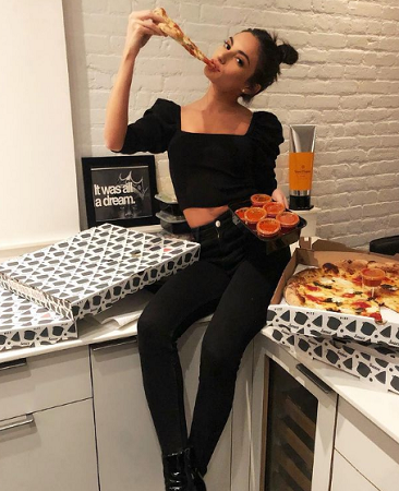 Paige DeSorbo: Age, Height, Boyfriend, Net worth, Family, Biography & More 12 Paige DeSorbo pizza lover