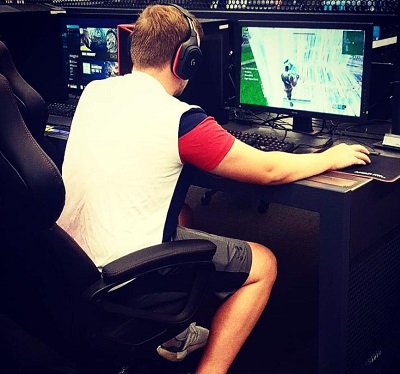 Pickapixel Age, Height, Girlfriend, Net worth, Family, Biography & More 8 Pickapixel while playing video games