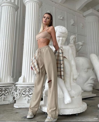Polina Malinovskaya Wiki, Height, Age, Boyfriend, Family, Biography & More 8 Polina Malinovskaya height & weight