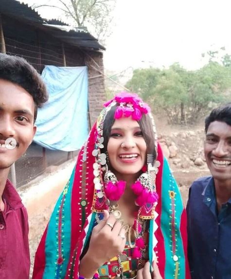 Pooja Chavan Wiki, Age, Husband, Death, Family, Biography & More 5 Pooja Chavan with her brothers