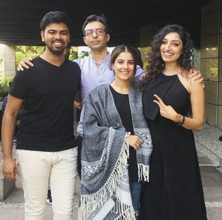 Rithu Manthra Wiki, Age, Height, Husband, Caste, Family, Biography & More 3 Rithu Manthra and her friends
