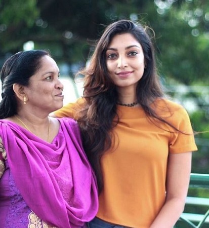 Rithu Manthra Wiki, Age, Height, Husband, Caste, Family, Biography & More 5 Rithu Manthra with her mother Reji Manthra