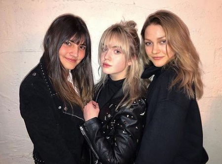 Roan Curtis Wiki, Age, Height, Boyfriend, Net worth, Biography & More 8 Roan Curtis with her friends