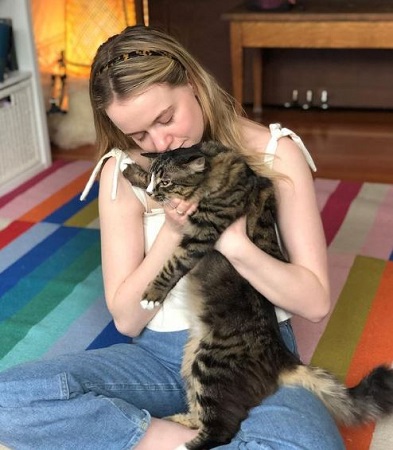 Roan Curtis Wiki, Age, Height, Boyfriend, Net worth, Biography & More 20 Roan Curtis with her pet cat