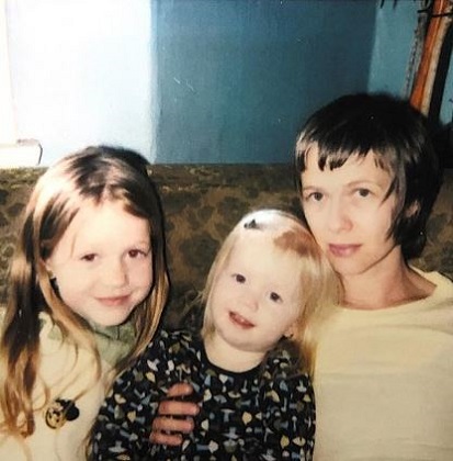Roan Curtis Wiki, Age, Height, Boyfriend, Net worth, Biography & More 10 Roan Curtis's old picture with her sister Ruby Curtis and mom Stephanie Butler