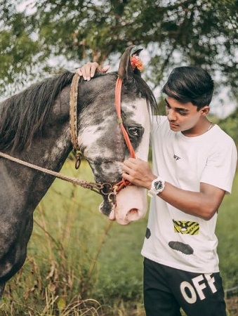 Rohit Zinjurke Wiki, Height, Age, Girlfriend, Family, Biography & More 13 Rohit Zinjurke animal lover