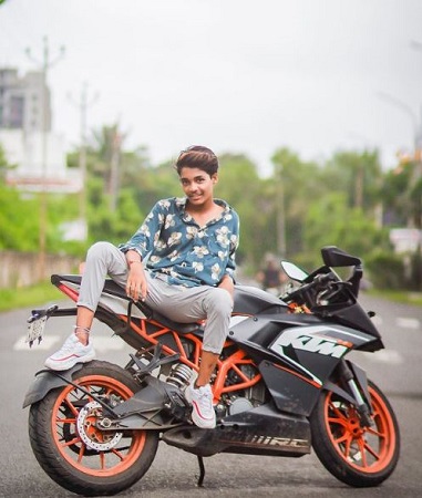Rohit Zinjurke Wiki, Height, Age, Girlfriend, Family, Biography & More 14 Rohit owns a KTM Duke bike
