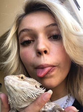 Salem Ilese with her pet lizard
