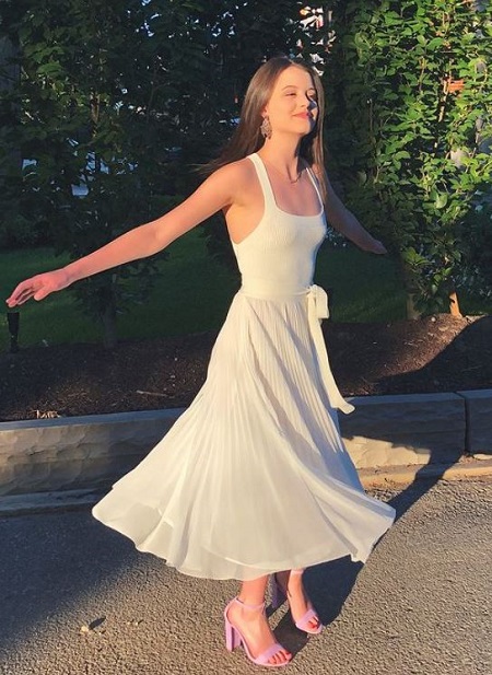 Sara Waisglass Wiki, Height, Age, Boyfriend, Family, Biography & More 9 Sara Waisglass Height, Weight & Body Statistics