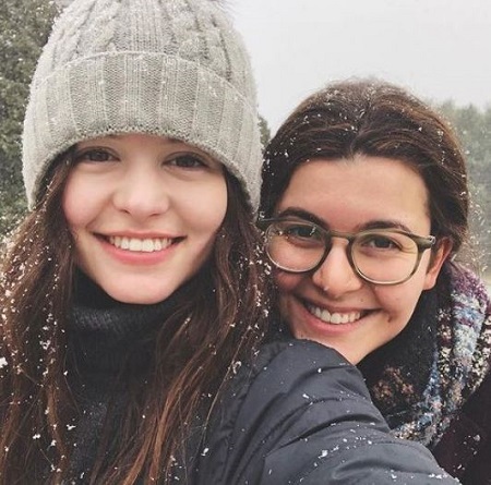 Sara Waisglass Wiki, Height, Age, Boyfriend, Family, Biography & More 14 Sara Waisglass clicked an Instagram picture with her sister Carly Waisglass