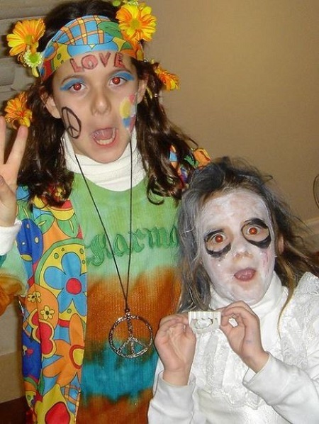 Sara Waisglass Wiki, Height, Age, Boyfriend, Family, Biography & More 34 Sara Waisglass dressed for Halloween alongwith her sister Carly Waisglass