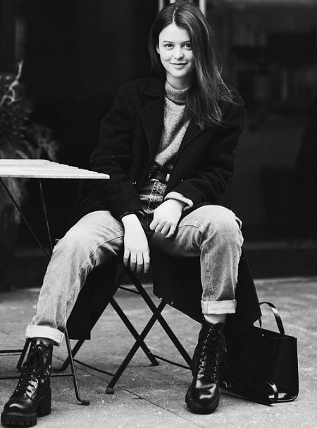 Sara Waisglass Wiki, Height, Age, Boyfriend, Family, Biography & More 21 Sara Waisglass loves to wear shoes from L'intervalle