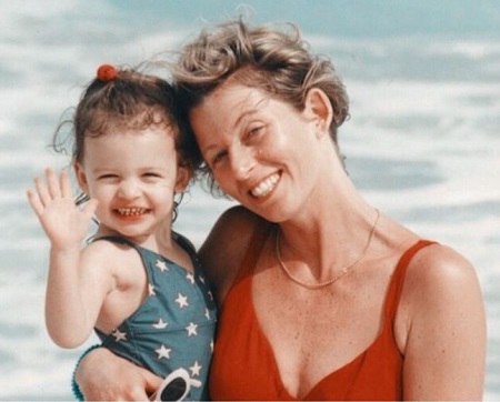 Sara Waisglass Wiki, Height, Age, Boyfriend, Family, Biography & More 12 Sara Waisglass with her mom Tess Waisglass