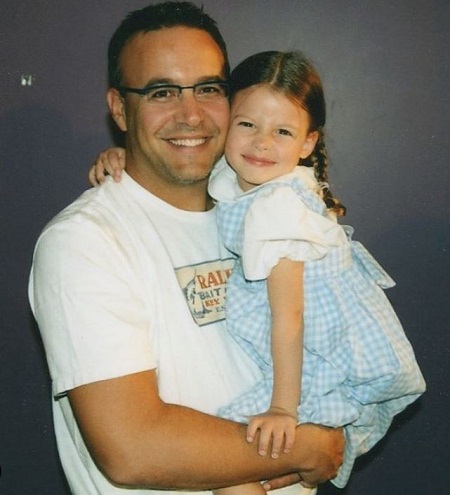 Sara Waisglass Wiki, Height, Age, Boyfriend, Family, Biography & More 7 Sara Waisglass's father Jeff Waisglass is a dentist