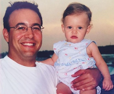 Sara Waisglass Wiki, Height, Age, Boyfriend, Family, Biography & More 4 Sara Waisglass's picture as a baby with her dad