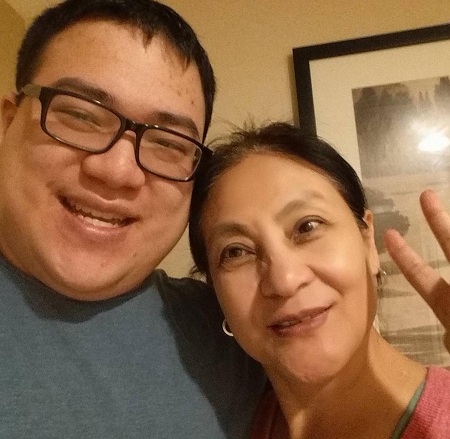 Scarra (Twitch Star) Age, Height, Net worth, Wife, Biography & More 8 Scarra clicks a selfie with his mom