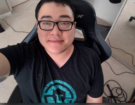 Scarra (Twitch Star) Age, Height, Net worth, Wife, Biography & More 3 Scarra snaps a selfie before streaming